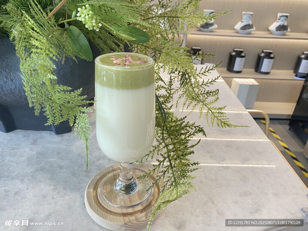 清新抹茶饮品摄影图