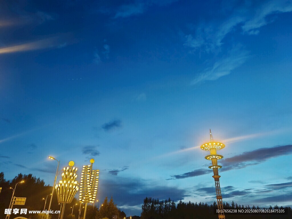 夜幕下的城市灯光景观