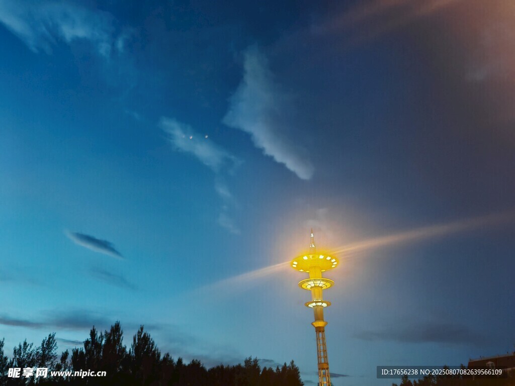夜幕下的路灯