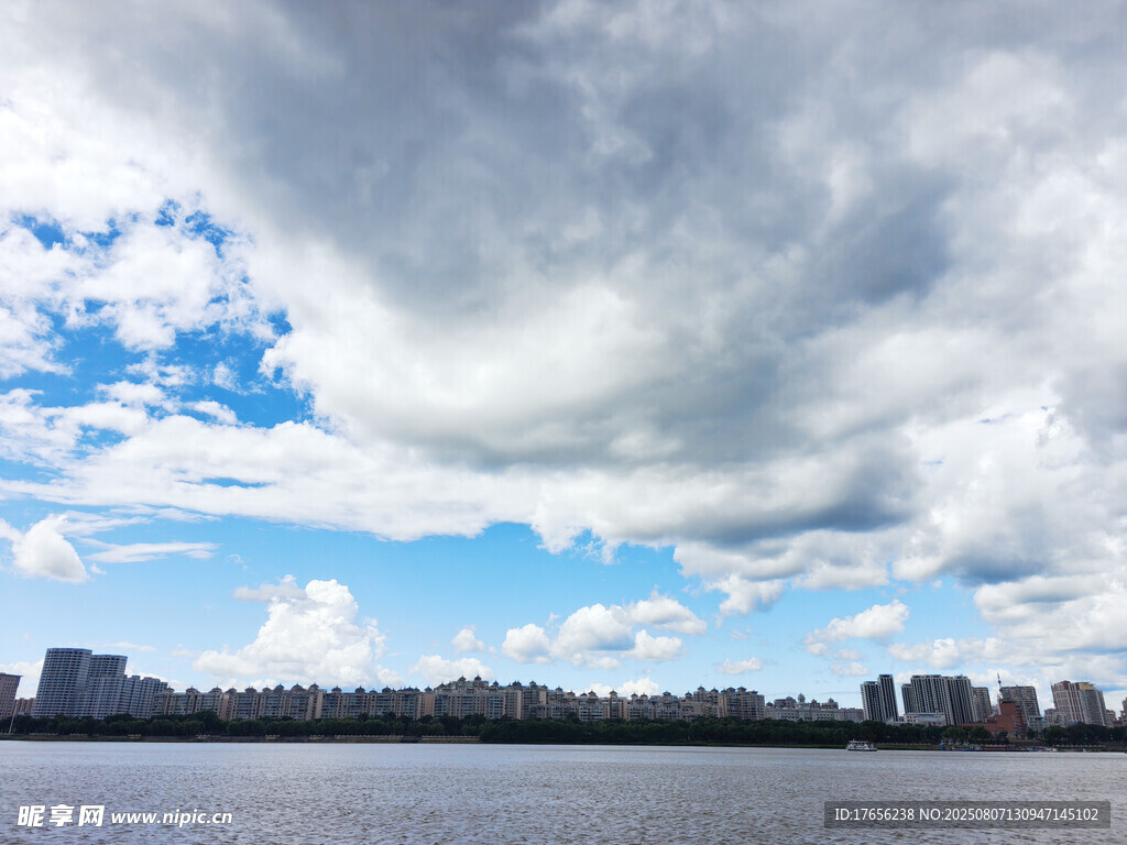 河畔城市天际线与多云天空