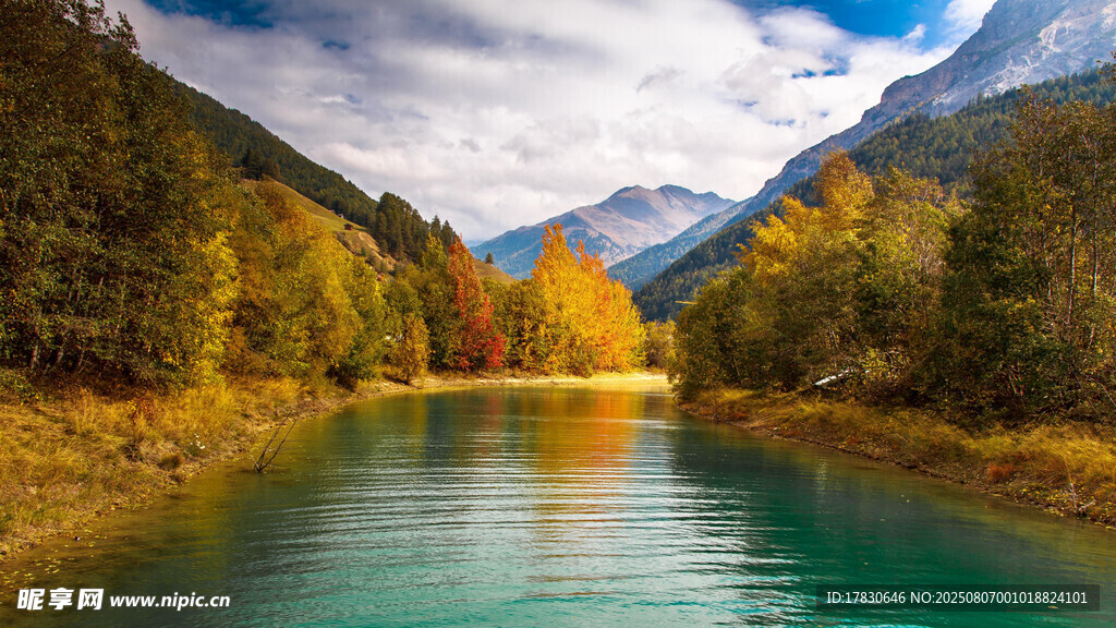 秋日山间的静谧碧绿湖水