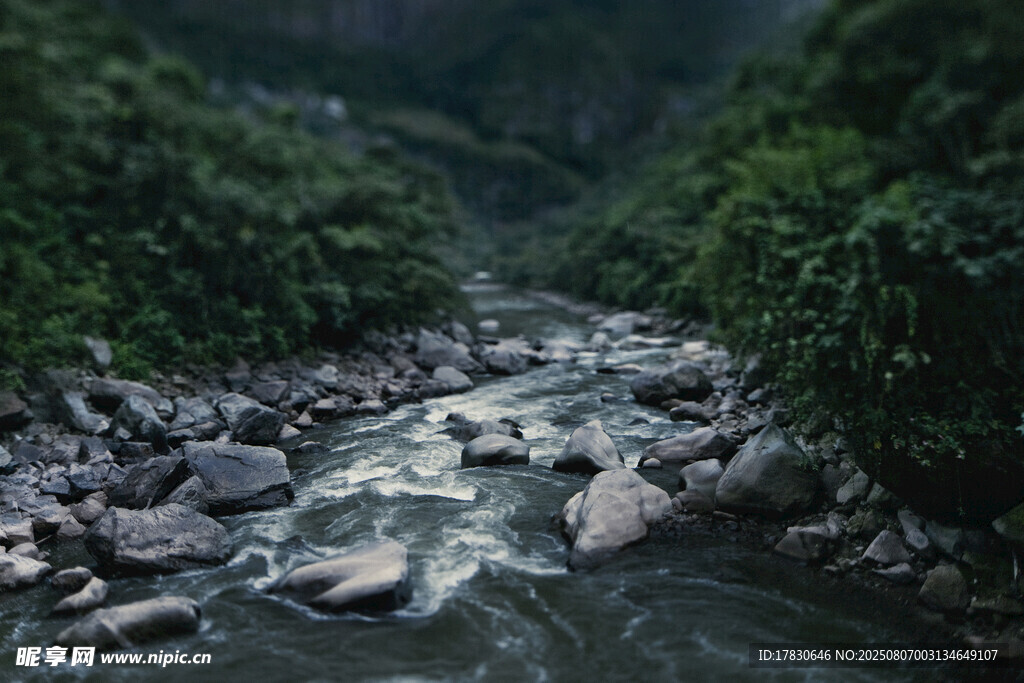 山间溪流穿石而过