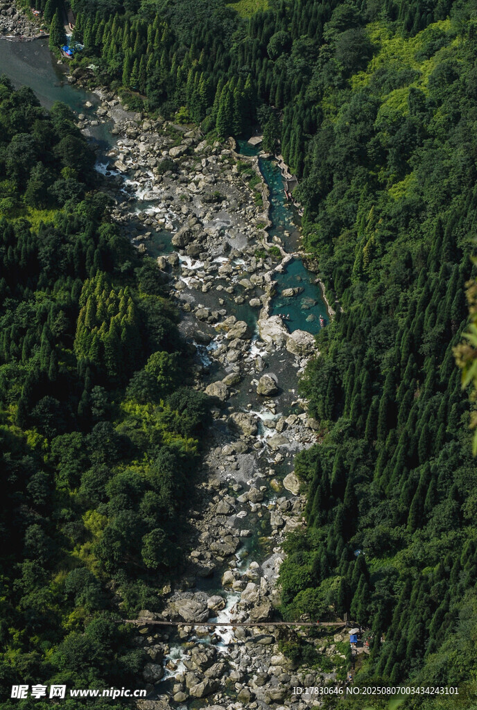 俯瞰山间湍急溪流景观