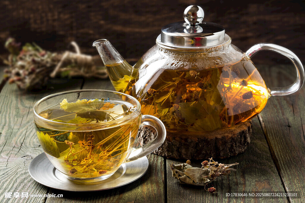 玻璃茶具泡制的清香花茶