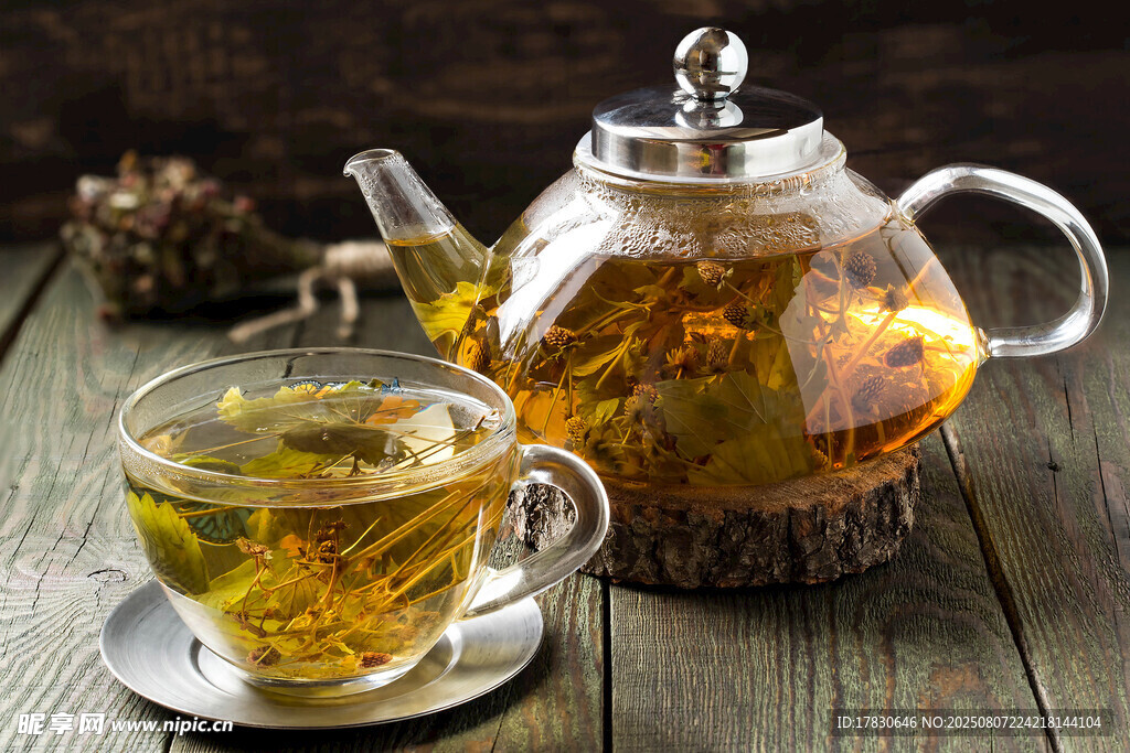木质桌上的茶壶与茶杯