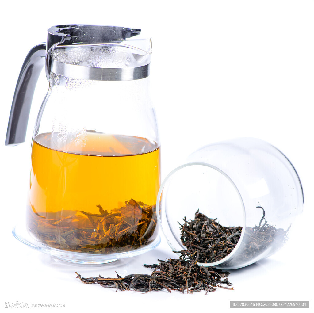 玻璃茶壶与散落茶叶