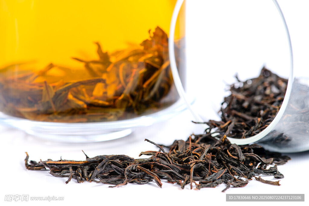 杯中红茶与散落茶叶