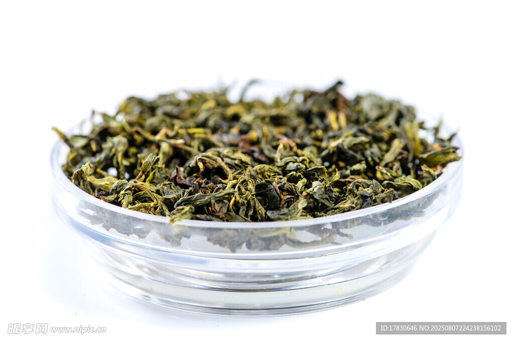 透明碗中的鲜嫩茶叶