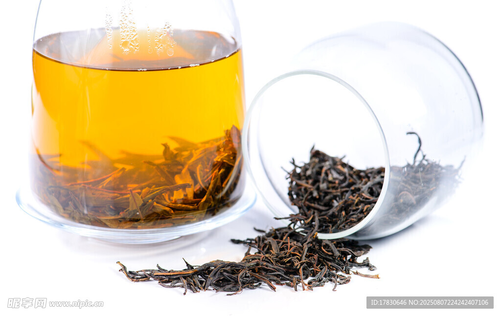 透明杯中泡着的散装茶叶