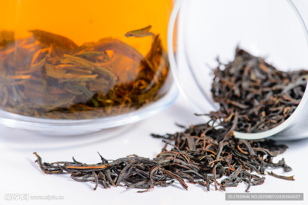 杯中红茶与散落茶叶