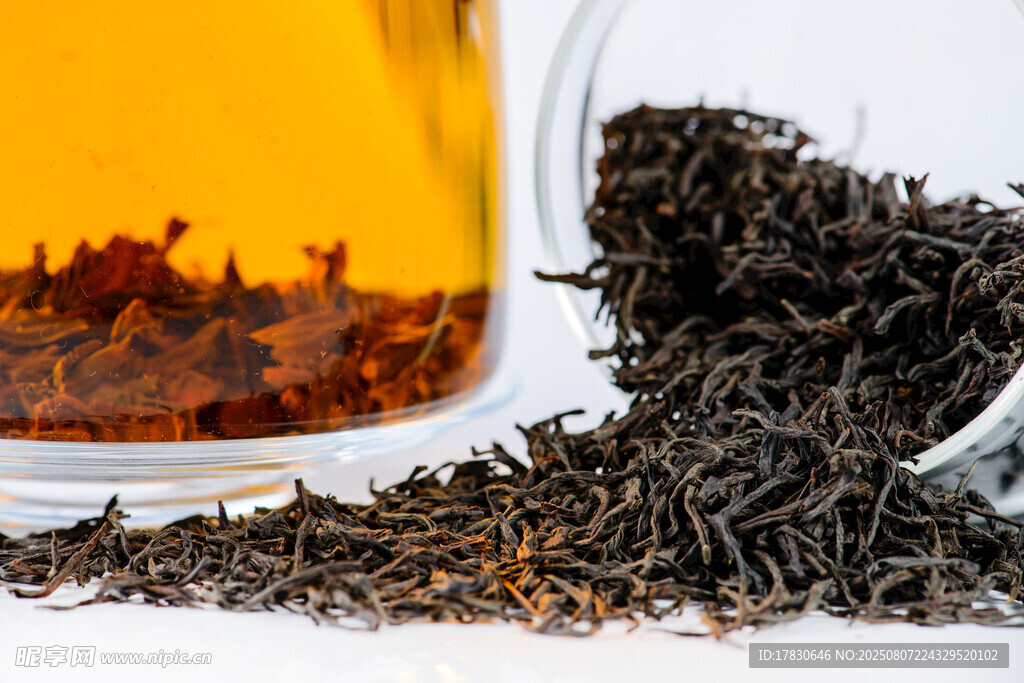 杯中热茶与散落茶叶