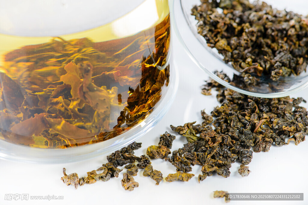杯中香茗与散落茶叶
