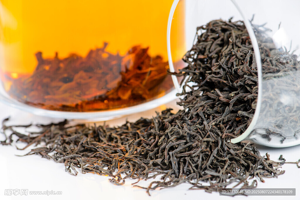 杯中红茶与散落茶叶
