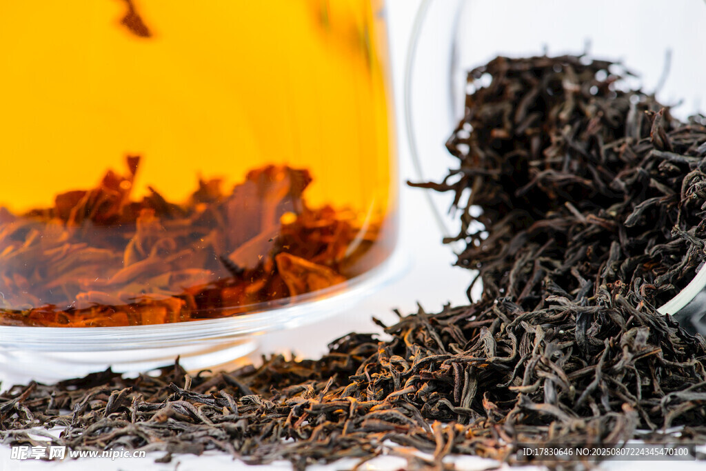 杯中红茶与散落茶叶