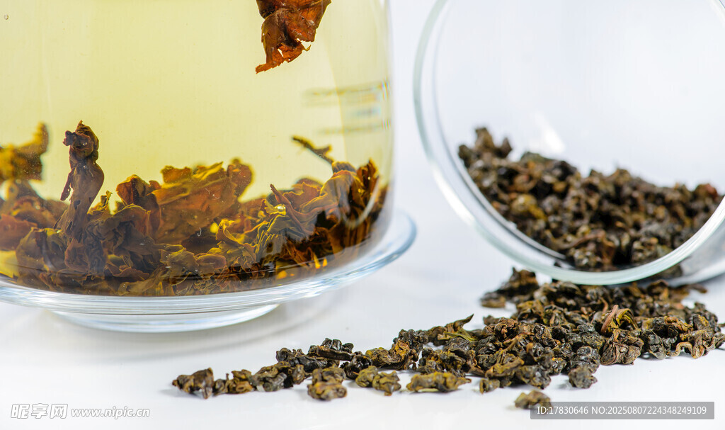 透明茶具中的茶叶展示