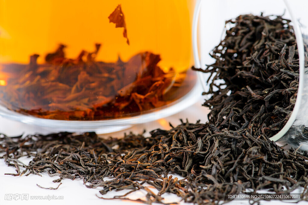 杯中红茶与散落茶叶