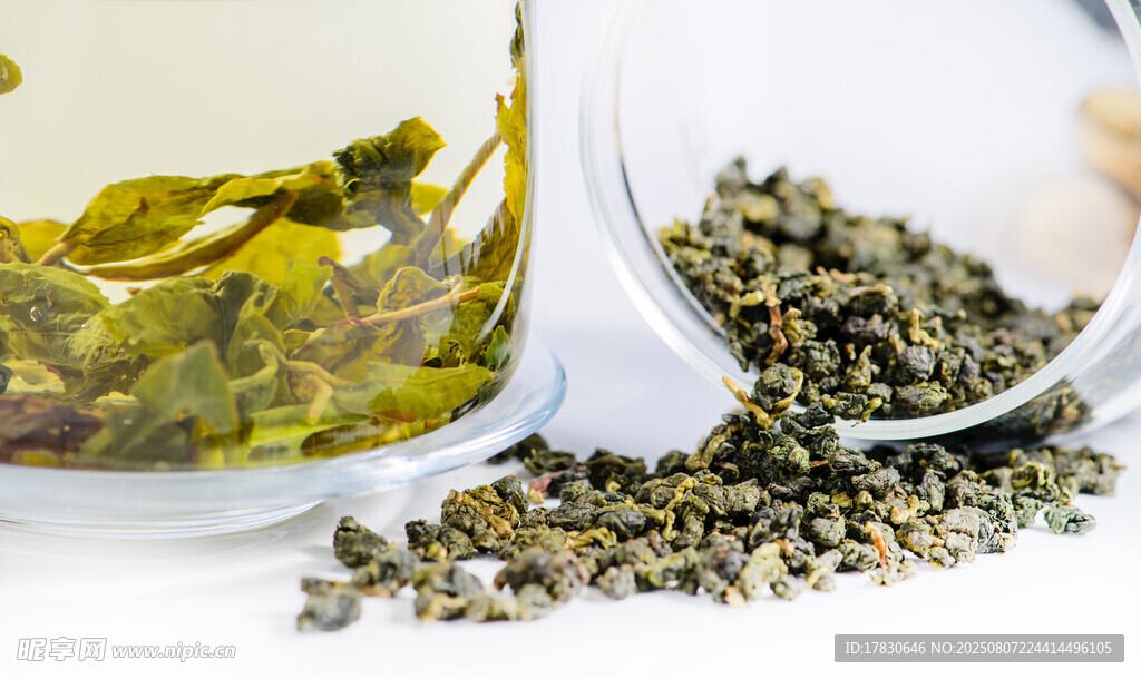 玻璃杯中的清新绿茶