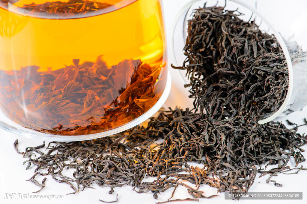 杯中红茶与散落茶叶