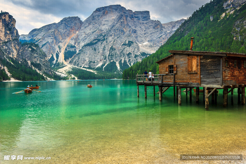 湖畔木屋与青山绿水美景
