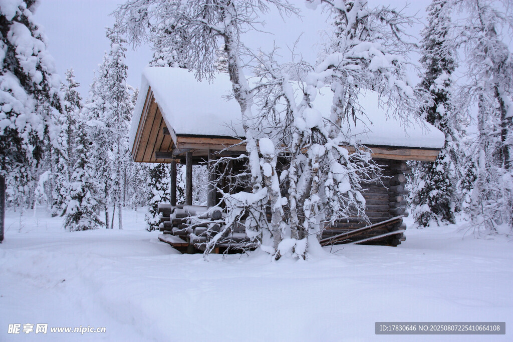 雪林中的温馨小木屋