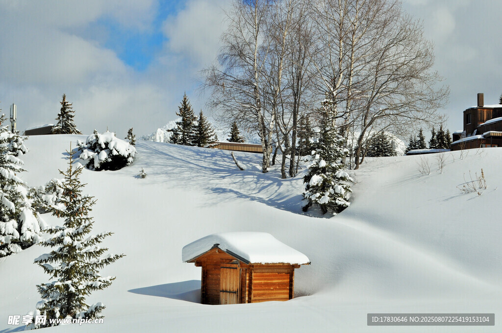 雪覆小屋的冬日山林美景