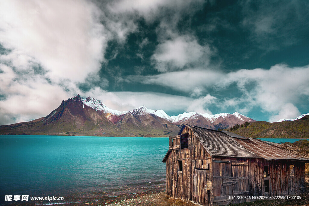 湖畔木屋与壮丽山景
