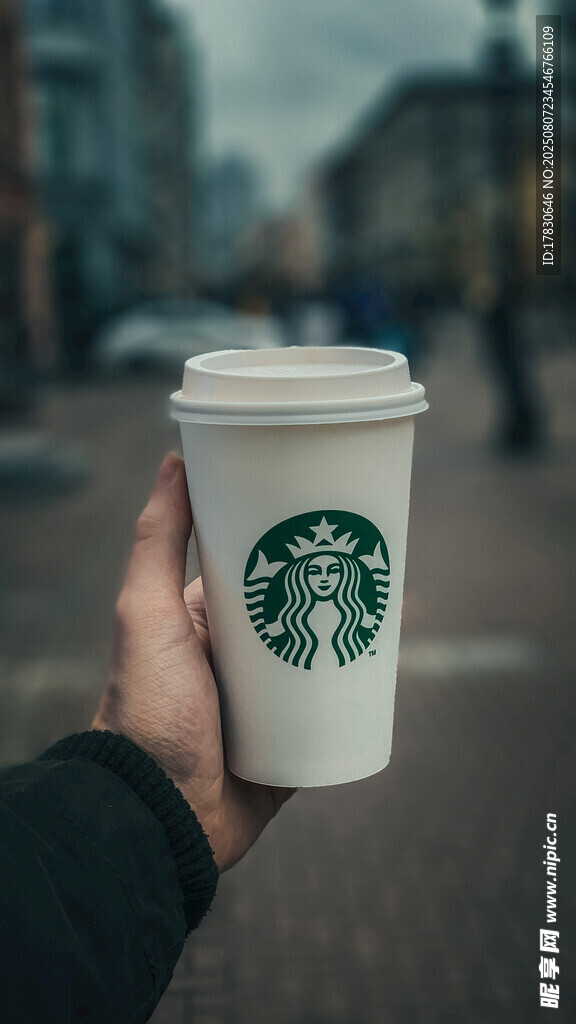 手持星巴克咖啡杯