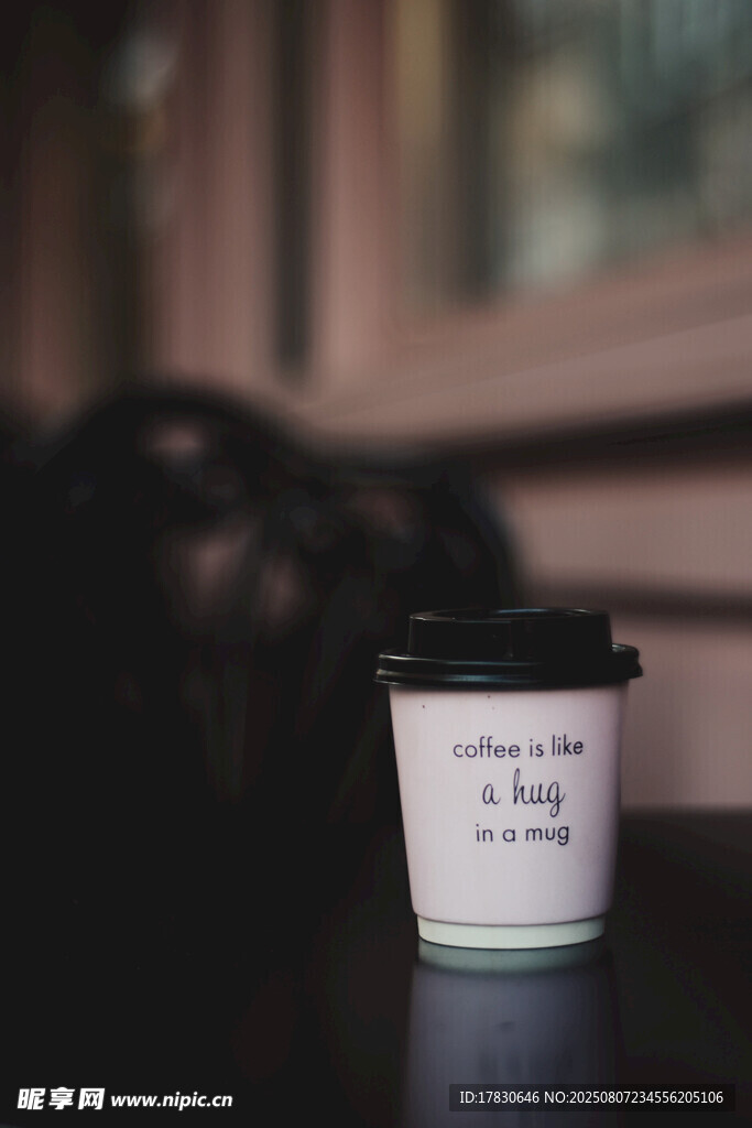简约外带咖啡杯特写