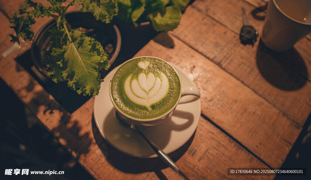 阳光下的抹茶拿铁