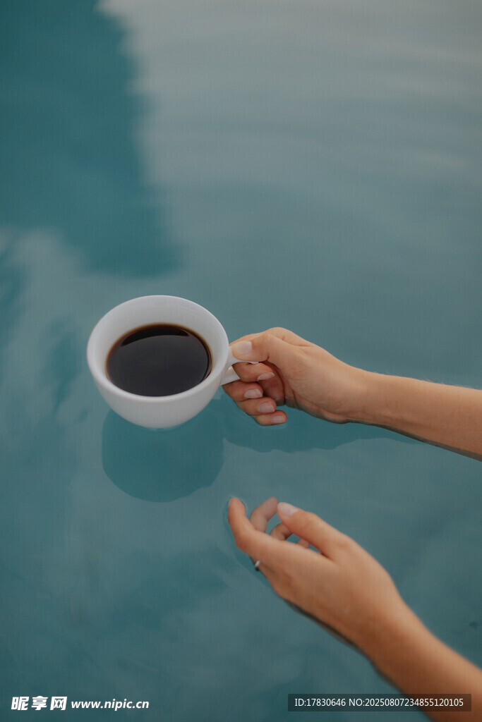 水中捧杯的惬意瞬间
