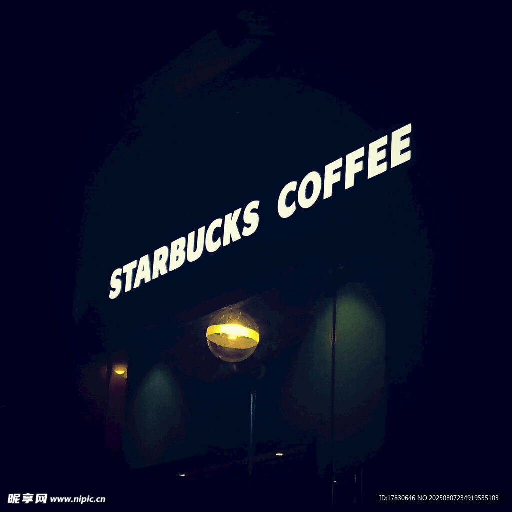夜晚中的星巴克招牌