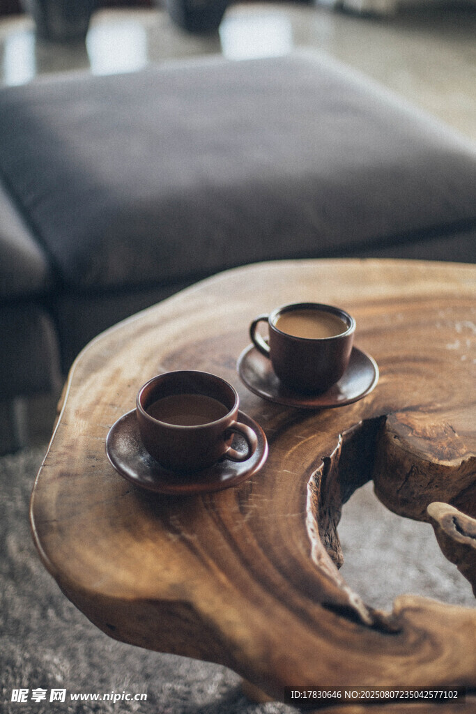 原木茶盘上的精致咖啡杯