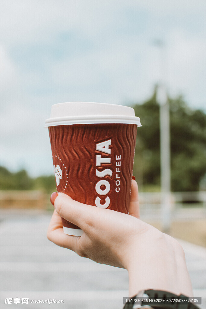 手持Costa咖啡杯
