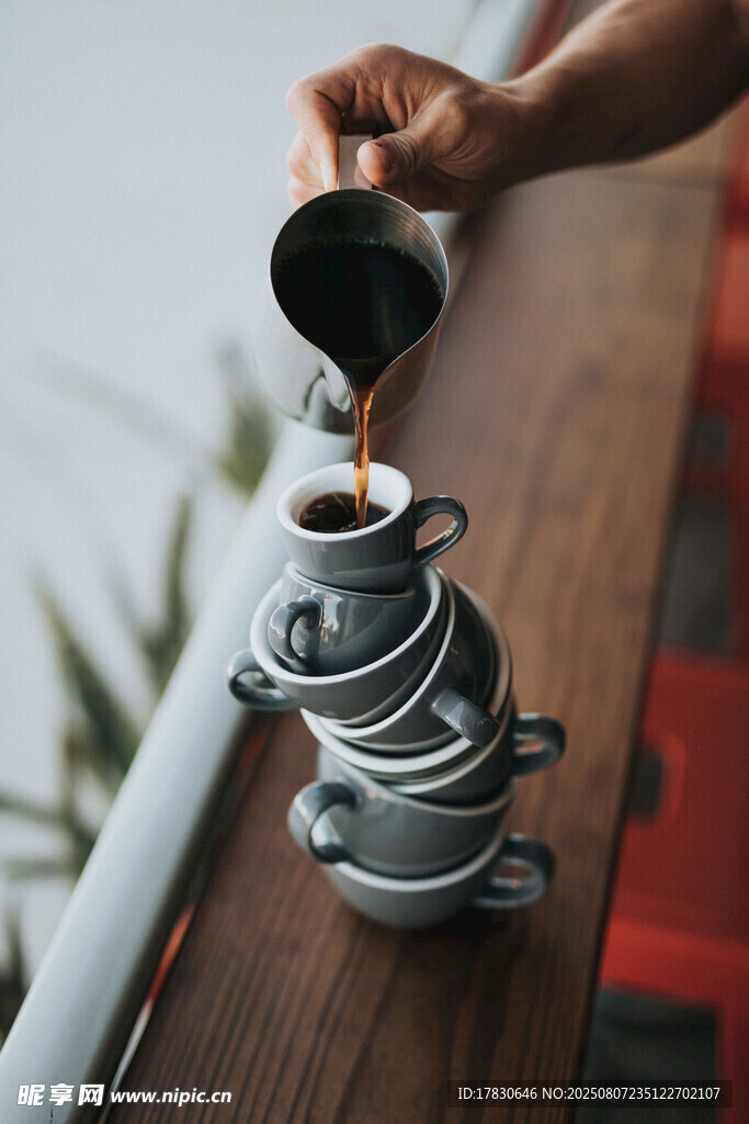 手冲咖啡于堆叠杯上倾倒