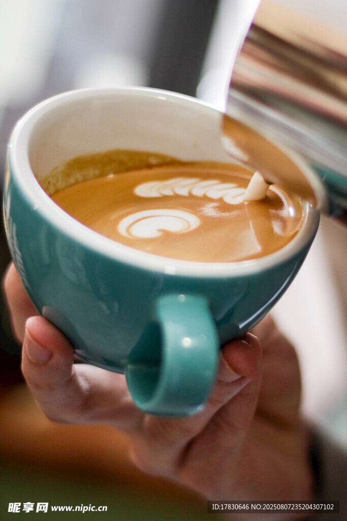 手持青杯享香浓咖啡
