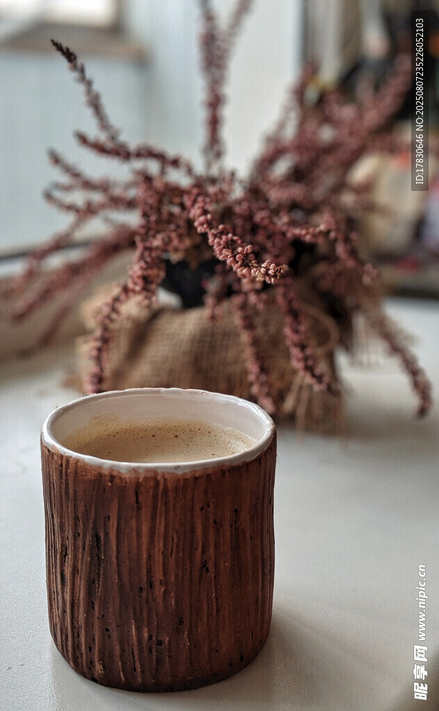 木质杯中的暖饮
