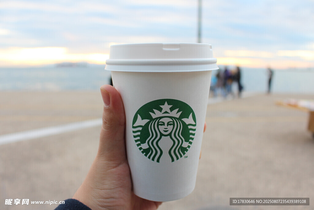 海边手持星巴克咖啡杯
