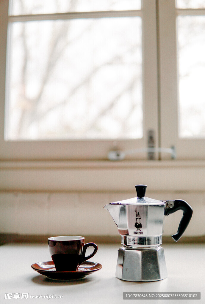 窗边的咖啡器具与咖啡杯