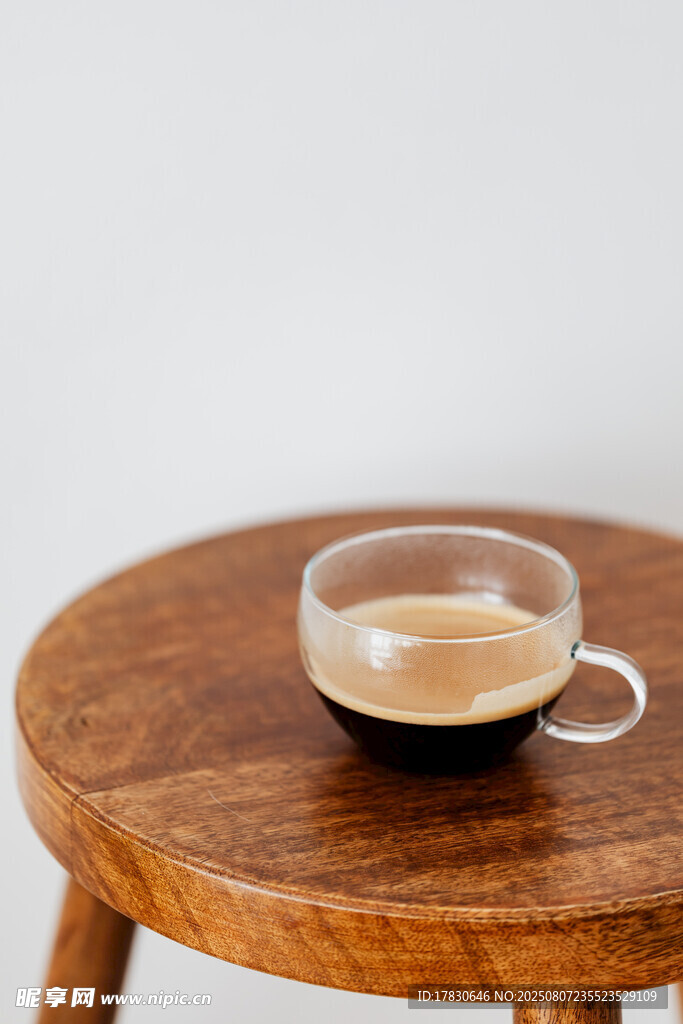 木桌上的透明咖啡杯