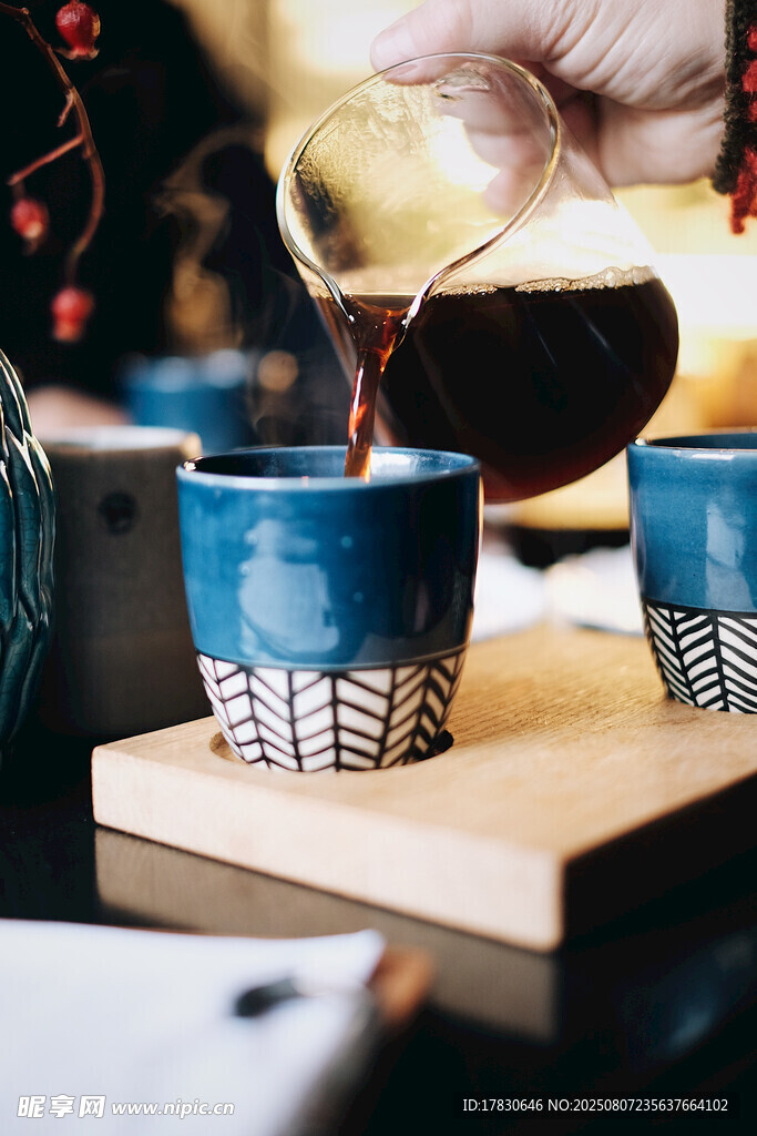 手冲咖啡倒入精致小杯