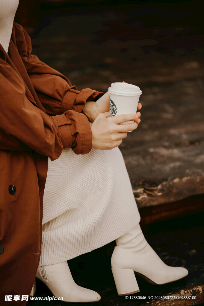 女子手持咖啡的优雅瞬间
