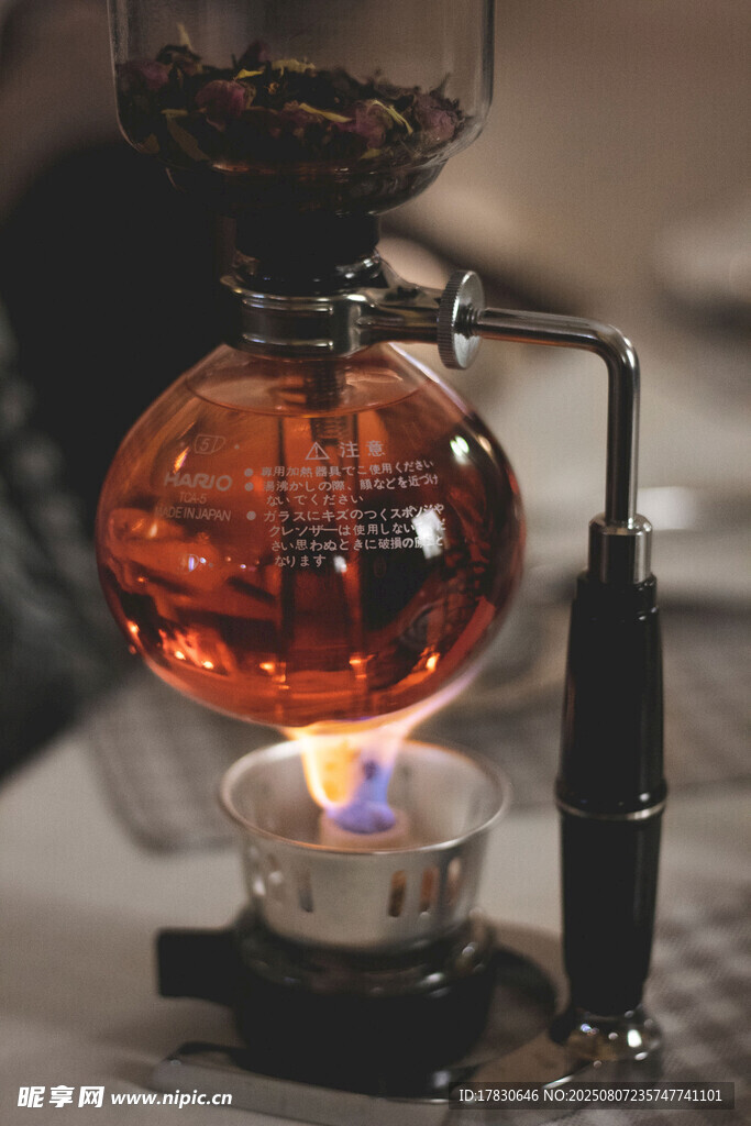虹吸壶煮咖啡场景