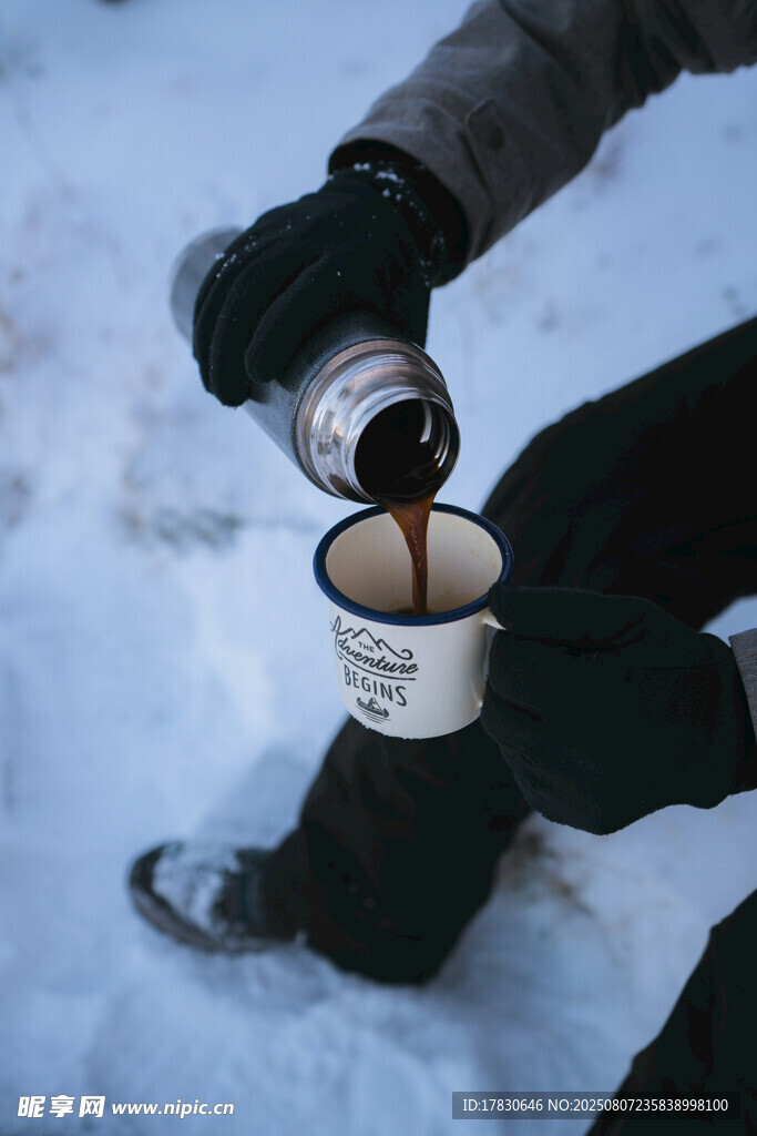 雪地中倒咖啡的惬意时刻