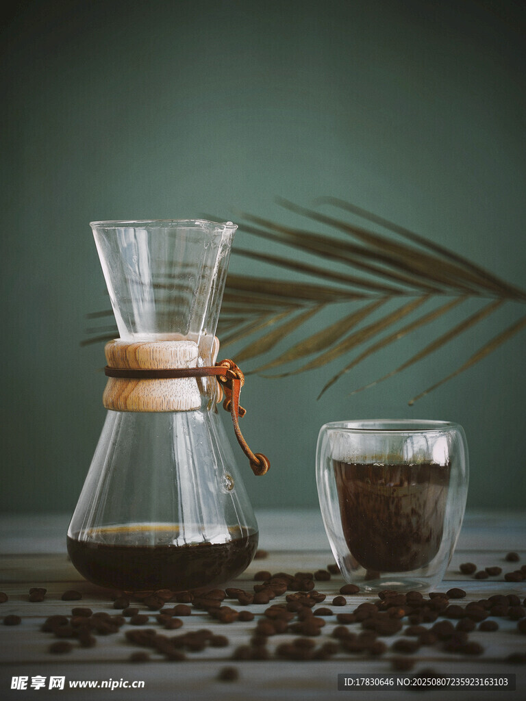 手冲咖啡器具与一杯咖啡
