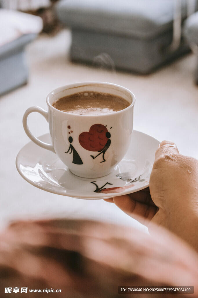 温馨桌面的爱心咖啡杯