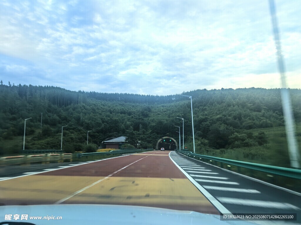 公路行驶风景
