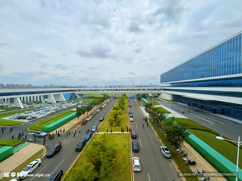 城市宽阔道路与周边建筑