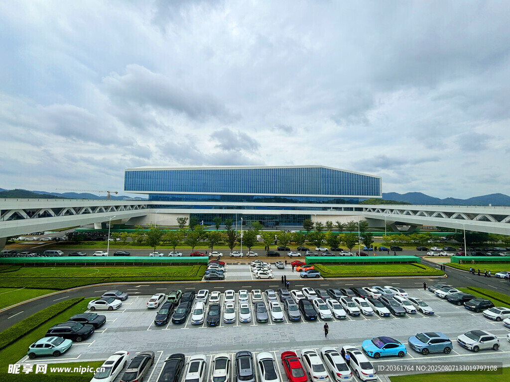 大型工厂外的停车场景象