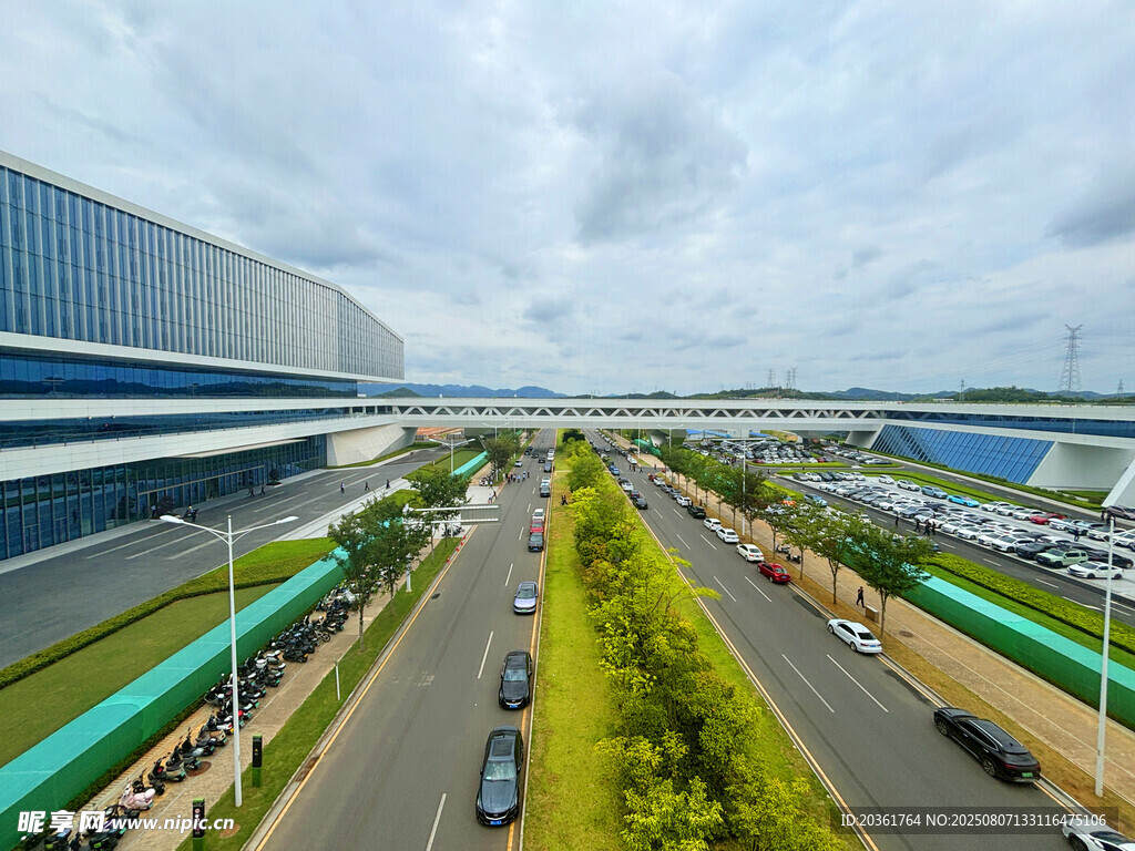 现代化公路旁的建筑景观