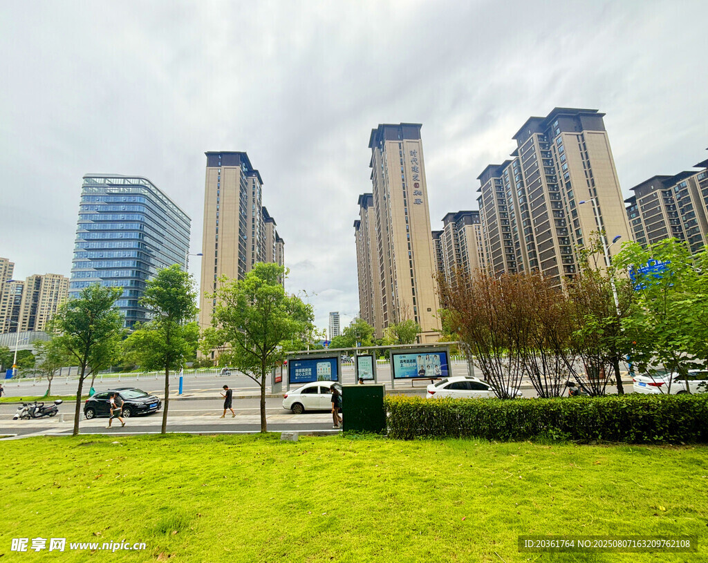 城市绿地旁的高楼景观